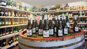 Flaschensortiment in Laden