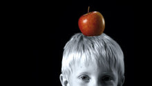 Kind mit einem Apfel auf dem Kopf